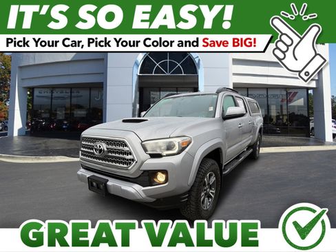 Used 2017 Toyota Tacoma TRD Sport image 1