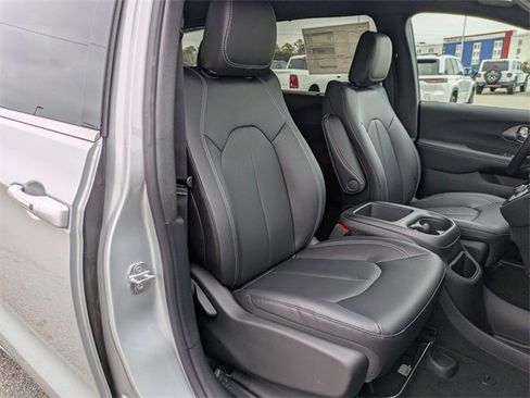New 2026 Chrysler Pacifica Select image 33