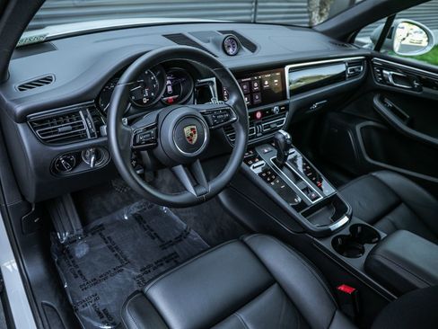 Certified 2024 Porsche Macan AWD/4WD image 4