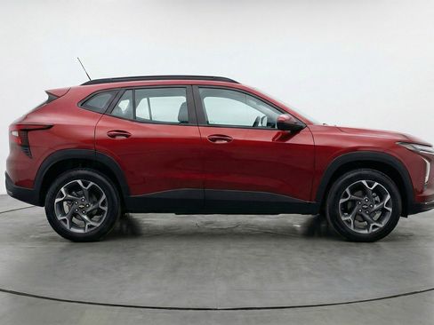 Used 2025 Chevrolet Trax LT image 11