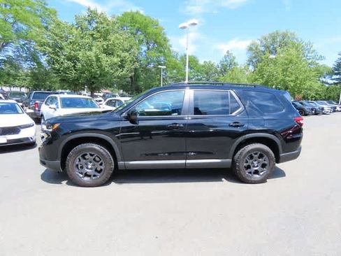 Used 2024 Honda Pilot TrailSport image 3