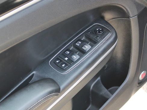 Used 2018 Chrysler 300 S w/ 300S Premium Group image 11