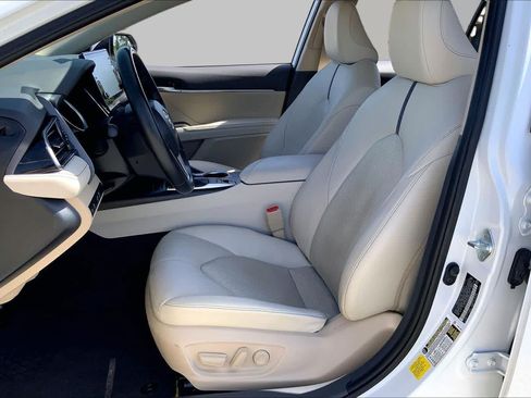 Used 2022 Toyota Camry XLE FWD image 8