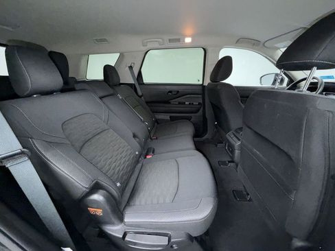 Used 2025 Nissan Pathfinder S image 17