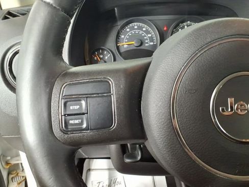 Used 2014 Jeep Patriot Latitude FWD image 16