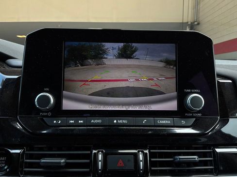 Used 2025 Nissan Pathfinder SV FWD image 33