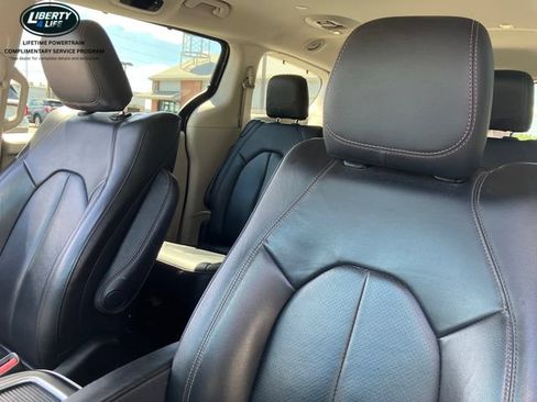 Used 2019 Chrysler Pacifica Touring-L Plus w/ Tire & Wheel Group FWD image 9