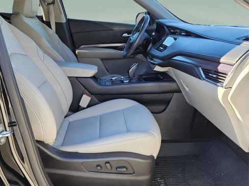 Used 2022 Cadillac XT4 Luxury w/ Driver Awareness Package image 9