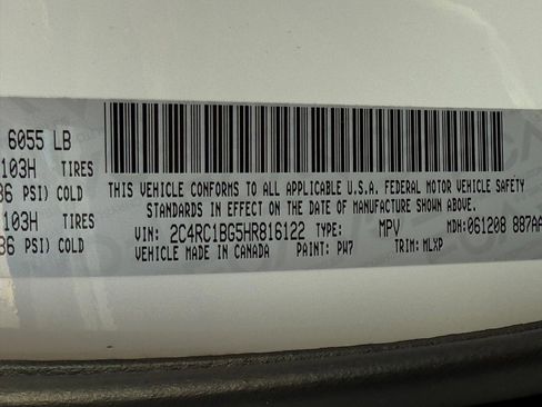 Used 2017 Chrysler Pacifica Touring-L w/ Tire & Wheel Group image 26