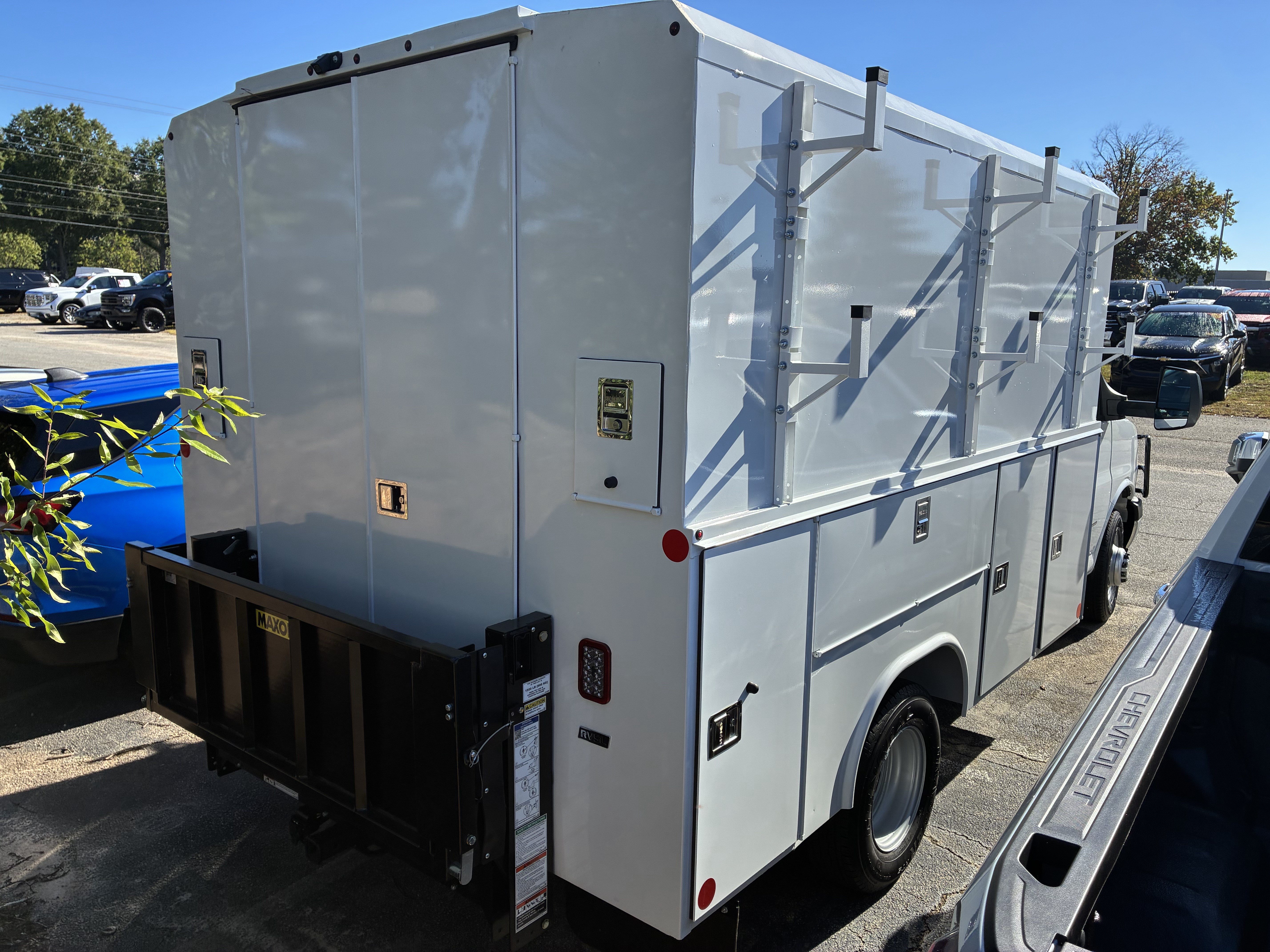 Used 2024 Chevrolet Express 3500 w/ Power Convenience Package RWD image 8