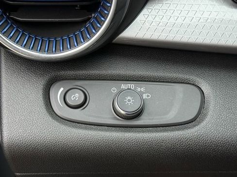 Certified 2025 Chevrolet Trax LT image 25