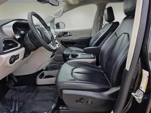 Used 2024 Chrysler Pacifica Touring-L image 2