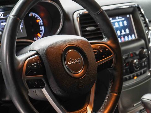 Used 2018 Jeep Grand Cherokee Laredo RWD image 18