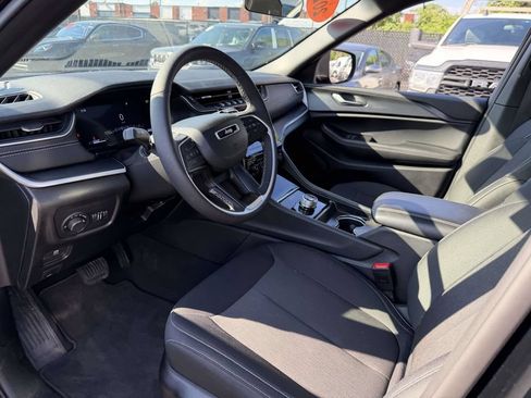 Used 2025 Jeep Grand Cherokee Laredo X w/ Luxury Tech Group I AWD/4WD image 18