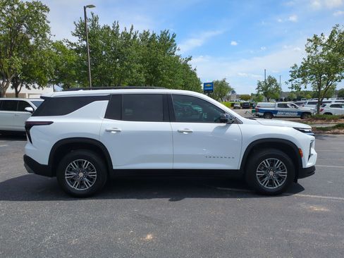 Certified 2024 Chevrolet Traverse LT FWD image 11
