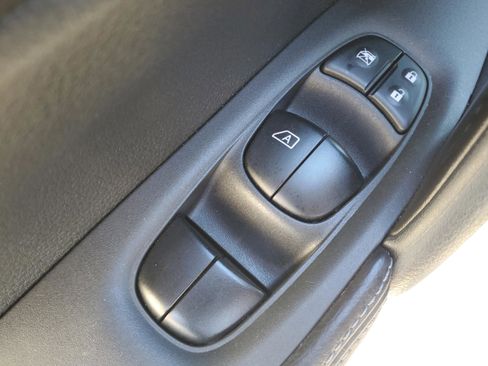 Used 2016 Nissan Rogue SV w/ SV Premium Package image 18