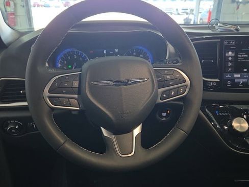 Used 2025 Chrysler Pacifica Select FWD image 11