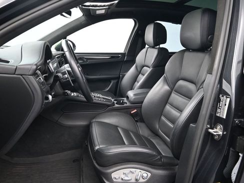 Used 2021 Porsche Macan Turbo image 5