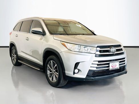 Used 2019 Toyota Highlander XLE FWD image 3