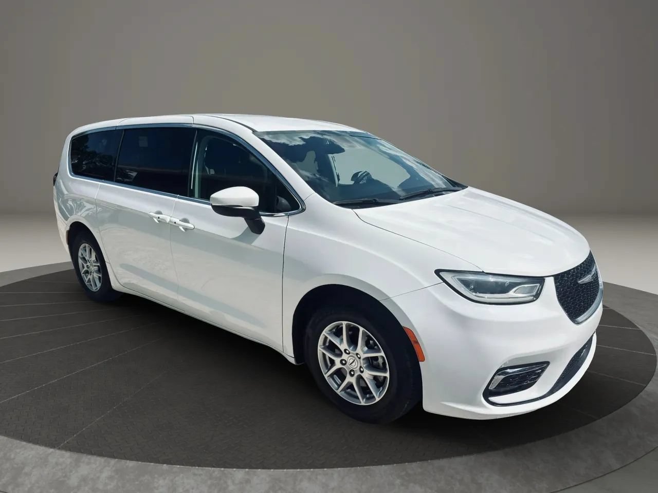 Used 2023 Chrysler Pacifica Touring-L FWD image 7