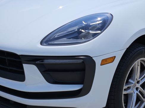 Certified 2026 Porsche Macan AWD/4WD image 12
