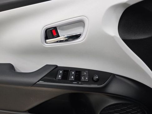 Used 2017 Toyota Prius Prime Premium image 28