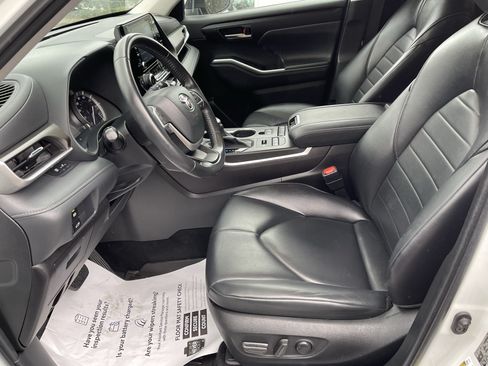Used 2022 Toyota Highlander XLE AWD/4WD image 11