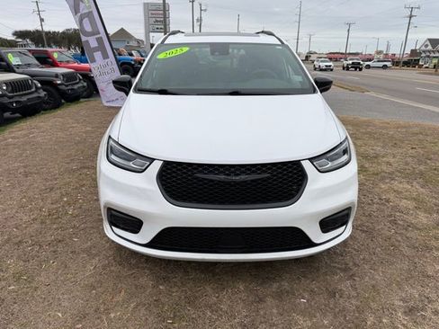 Used 2025 Chrysler Pacifica Limited FWD image 2