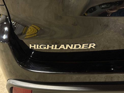 Used 2019 Toyota Highlander LE AWD/4WD image 25