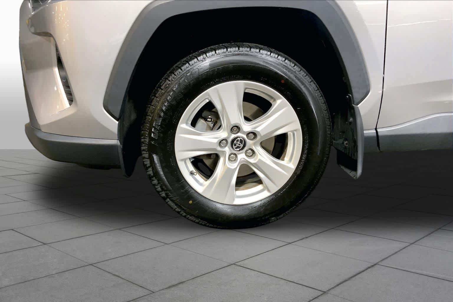 Used 2020 Toyota RAV4 XLE w/ Convenience Package AWD/4WD image 11