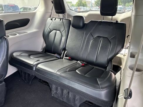 Used 2022 Chrysler Pacifica Touring-L FWD image 17
