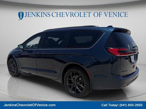 Used 2022 Chrysler Pacifica Touring-L w/ Uconnect Theater Family Group AWD/4WD image 8