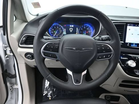 Used 2024 Chrysler Pacifica Touring-L FWD image 32