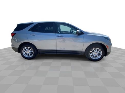 Used 2024 Chevrolet Equinox LS w/ LS Convenience Package FWD image 3