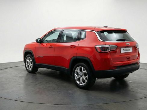 Used 2025 Jeep Compass Latitude AWD/4WD image 6