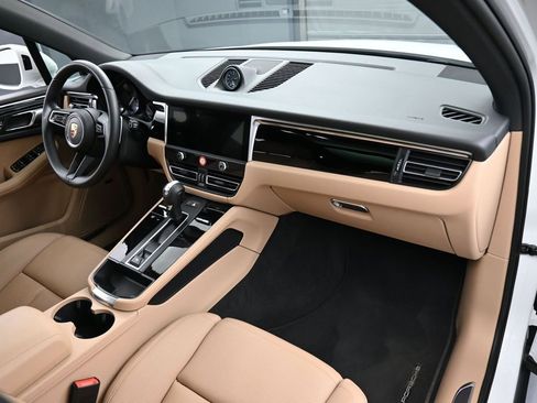 Used 2025 Porsche Macan AWD/4WD image 32