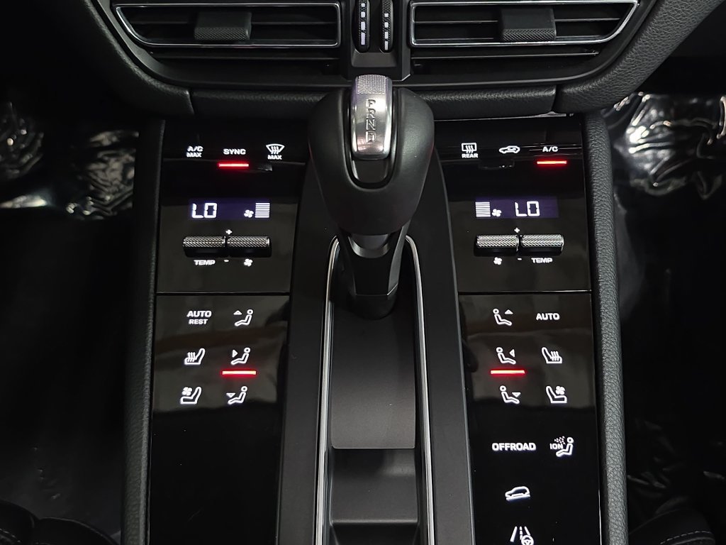 Certified 2026 Porsche Macan AWD/4WD image 19