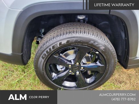 New 2025 Jeep Grand Cherokee Laredo image 13