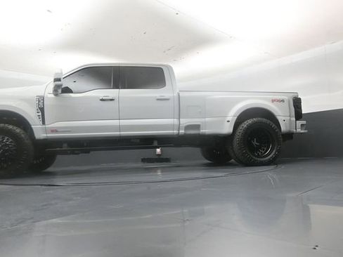 Used 2025 Ford F350 Platinum w/ FX4 Off-Road Package image 43