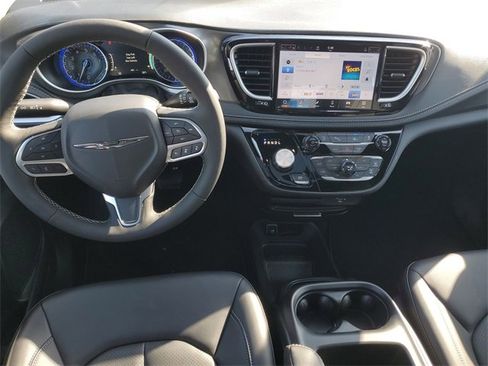 New 2026 Chrysler Pacifica Select image 13
