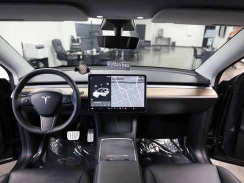 Used 2021 Tesla Model Y Performance image 18