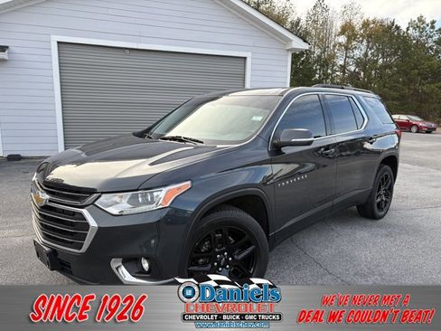 Used 2021 Chevrolet Traverse LT image 1