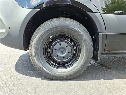 Used 2025 Mercedes-Benz Sprinter 2500 image 10