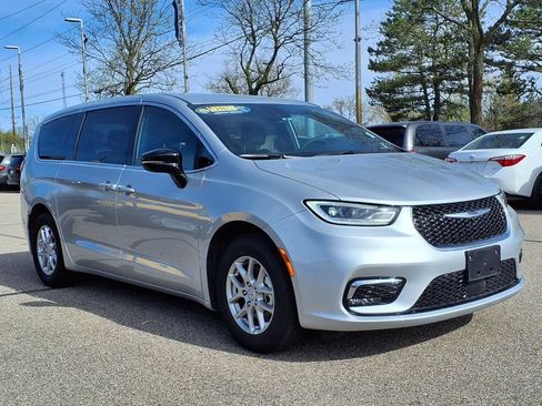 Used 2026 Chrysler Pacifica Select FWD image 3