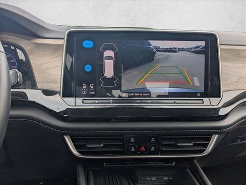 Used 2025 Volkswagen Atlas SE FWD image 13