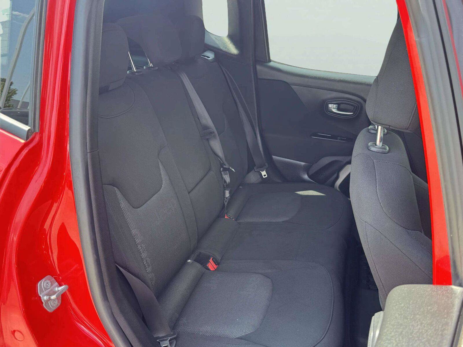 Used 2015 Jeep Renegade Latitude w/ Popular Equipment Group FWD image 41