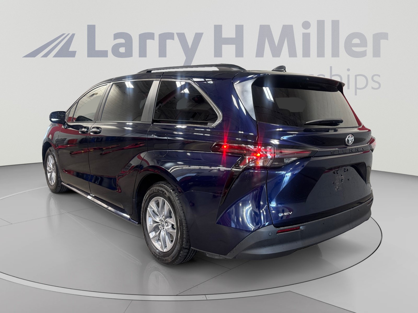 Certified 2026 Toyota Sienna XLE FWD image 3