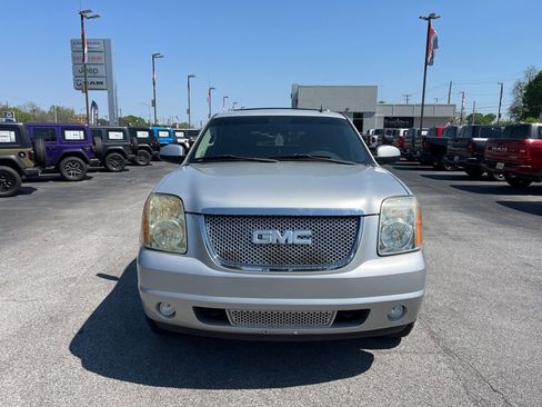 Used 2010 GMC Yukon Denali image 2