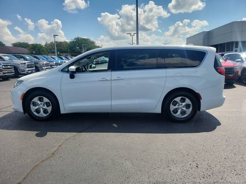 Used 2017 Chrysler Pacifica LX w/ Tire & Wheel Group FWD image 7
