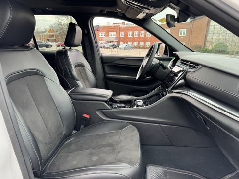 Used 2023 Jeep Grand Cherokee Altitude image 38